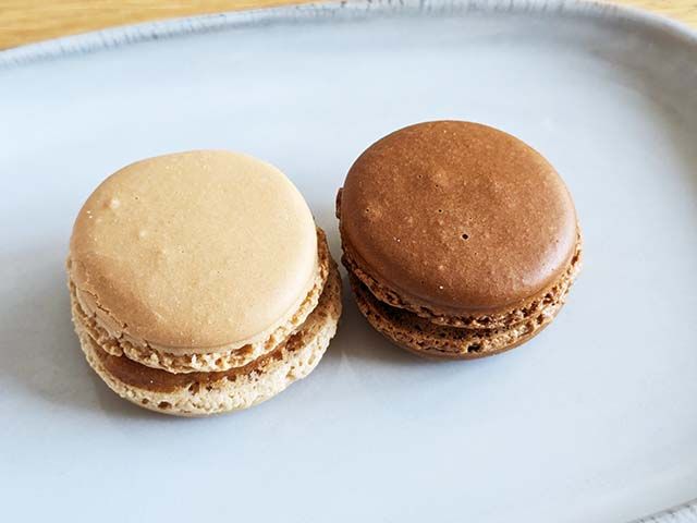 ファミリーマート限定「キャラメルリボン風マカロン」が袋から出され、お皿にのせられている様子