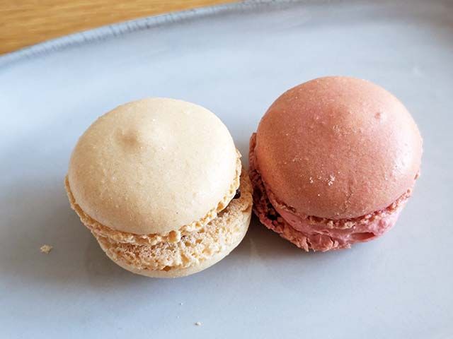 ファミリーマート限定「ラブポーションサーティワン風マカロン」が袋から出され、お皿にのせられている様子