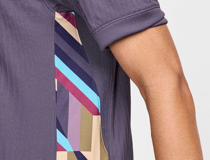 イングランド代表がEURO2024に向けた新ユニフォームを発表！アウェイは「紫色」の“型破り”デザイン