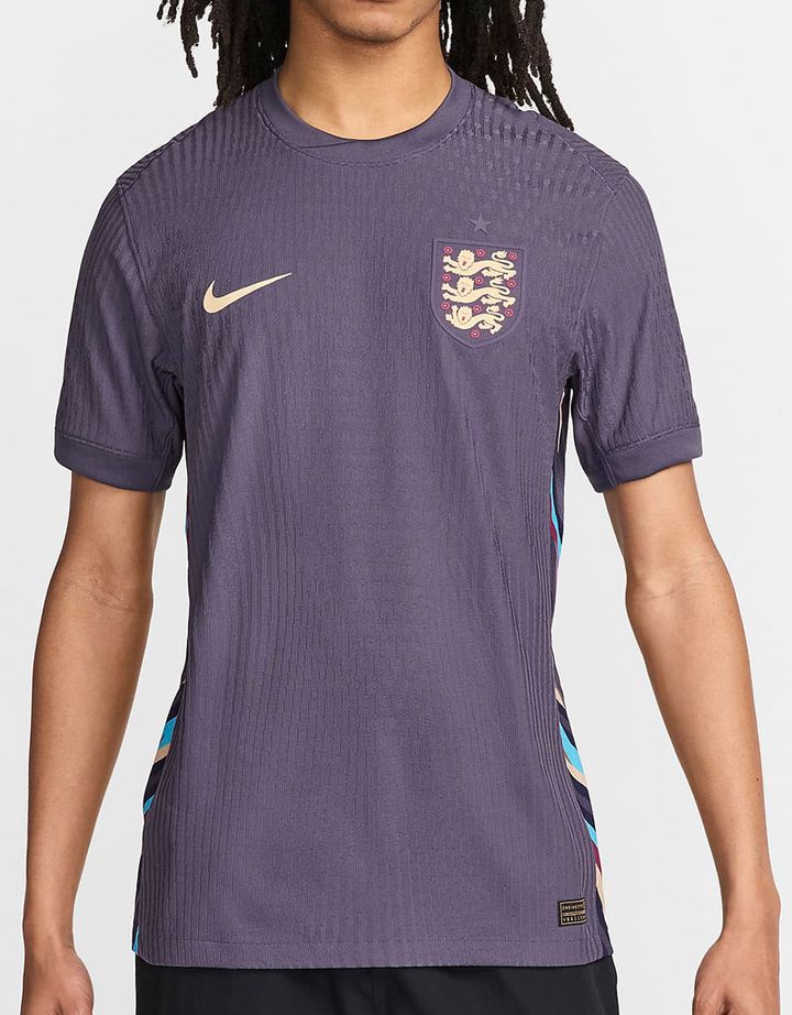 イングランド代表がEURO2024に向けた新ユニフォームを発表！アウェイは「紫色」の“型破り”デザイン