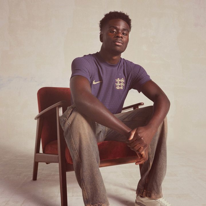 イングランド代表がEURO2024に向けた新ユニフォームを発表！アウェイは「紫色」の“型破り”デザイン