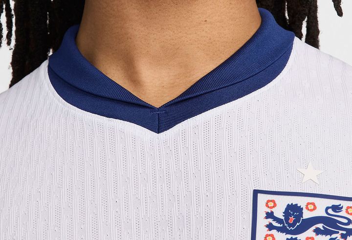 イングランド代表がEURO2024に向けた新ユニフォームを発表！アウェイは「紫色」の“型破り”デザイン