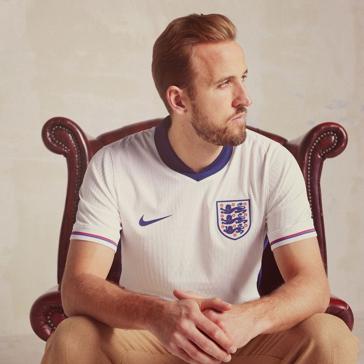 イングランド代表がEURO2024に向けた新ユニフォームを発表！アウェイは「紫色」の“型破り”デザイン