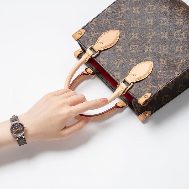 ルイヴィトンのバッグを持つ女性の手