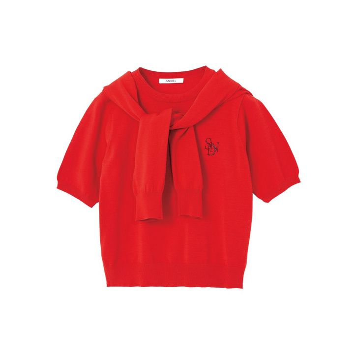 SNIDELの赤いトップスとカーディガン