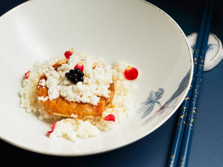 三越前『蟹王府』の「上海蟹の甲羅詰め淡雪仕立てキャビア乗せ」