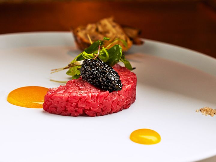 人形町『WAGYU日山』のつべつ和牛の内ももは燻製キャビアを合わせてタルタル仕立て