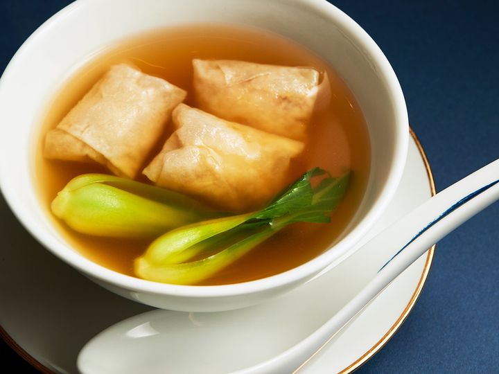 三越前『蟹王府』の「雄蟹の爪肉入り特製ワンタンスープ」