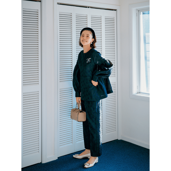 トップスとパンツはユナイテッドアローズ、バッグはヴァレクストラ、パンプスはロジェ ヴィヴィエ、カチューシャはアレクサンドル ドゥ パリを合わせた入学式・入園式コーデ。