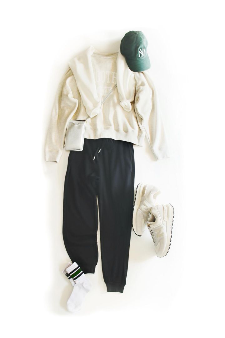 画像: 帽子は上と同じ スウェット¥18,700肩掛けしたスウェット¥17,600／共にMICA ＆ DEAL ジョグパンツ¥15,400／IKITSUKE スマホポシェット¥17,600／VIOLAd'ORO スニーカー¥14,850／ニューバランス 出典：MICA&DEAL
