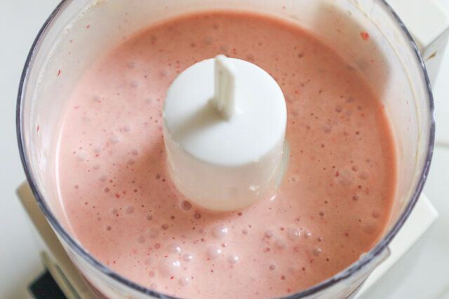 いちごのチーズケーキ レシピ いちご・レモン汁を入れて混ぜる