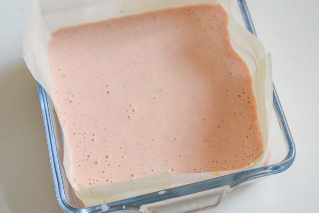 いちごのチーズケーキ レシピ 型に流し入れてオーブンで焼く