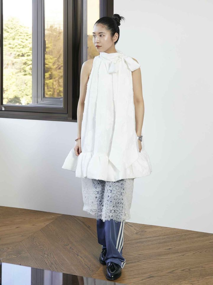 画像: ドレス￥77,000【クレア】 スカート￥154,000【ボーフィー】 パンツ￥11,000【アディダス オリジナルス フォー ビューティー＆ユース】 ローファー￥50,600【カステラーノ フォー ユナイテッドアローズ】 その他／本人私物 出典：ユナイテッドアローズ