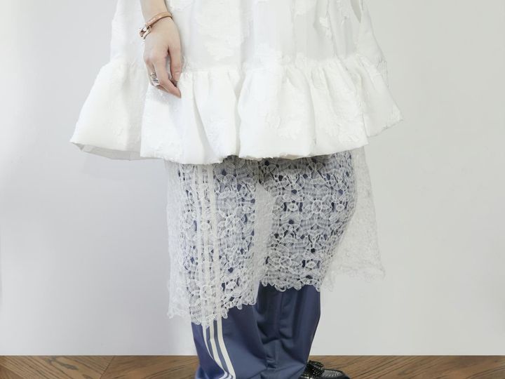 画像: 白いレースのスカートなので、様々なパンツに合わせやすいのが魅力。 出典：ユナイテッドアローズ