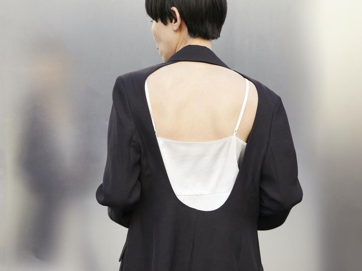 画像: インナー次第でバックスタイルの印象が変えられるジャケット。 出典：ガリャルダガランテ
