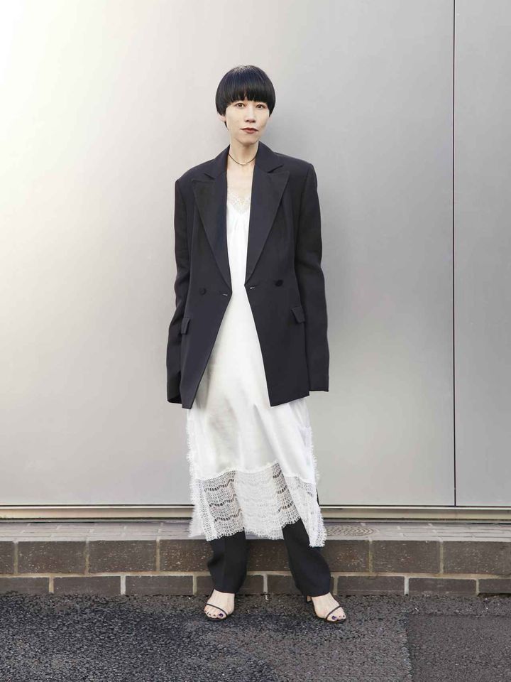 画像: ジャケット￥187,000【ジア・ストゥディオス】 ワンピース￥28,600【ガリャルダガランテ】 ネックレス￥14,300【レメ×2.718】 リング￥13,200【EO】 シューズ￥34,320【トニー ビアンコ】 その他／本人私物 出典：ガリャルダガランテ