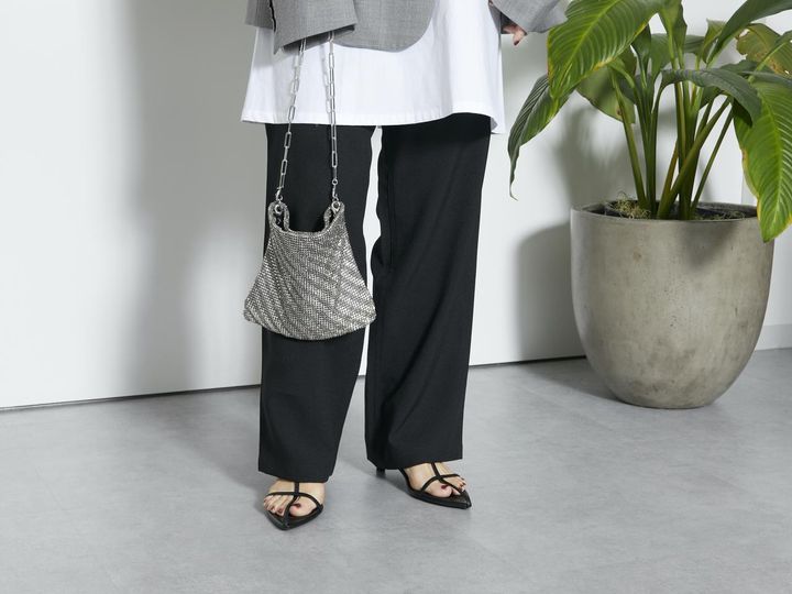 画像: モノトーンスタイルに調和しながら、アクセント役も果たすメタリックのバッグで輝き。 出典：アダム エ ロペ