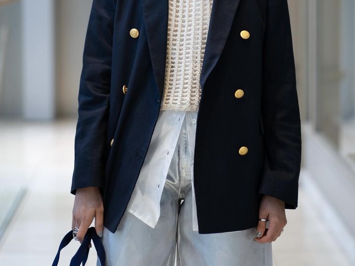 画像: シャツのシアー切り替えやシルバーのパンツで、ベーシックなブレザーのコーディネートにひねりが。 出典：パリゴ