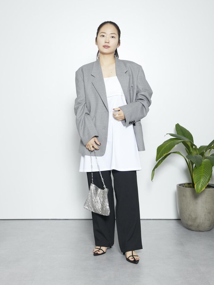 画像: ジャケット￥70,400、チュニック￥27,500ともに【ロウ クラシック】 パンツ￥14,300【グラミチ フォー アダム エ ロペ】 バッグ￥27,500【シータネヴァ】 サンダル￥17,930【アダム エ ロペ】 その他／本人私物 出典：アダム エ ロペ