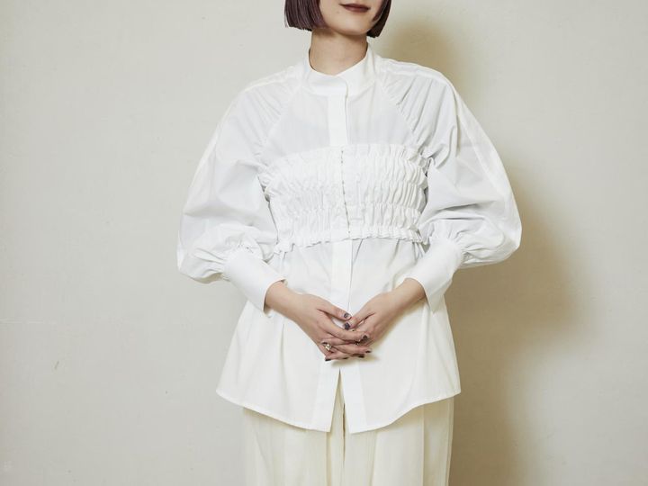 画像: ブラウスは前後で着られる2WAY仕様。ビスチェはカマーバンド風にも使えます。 出典：アーバンリサーチ