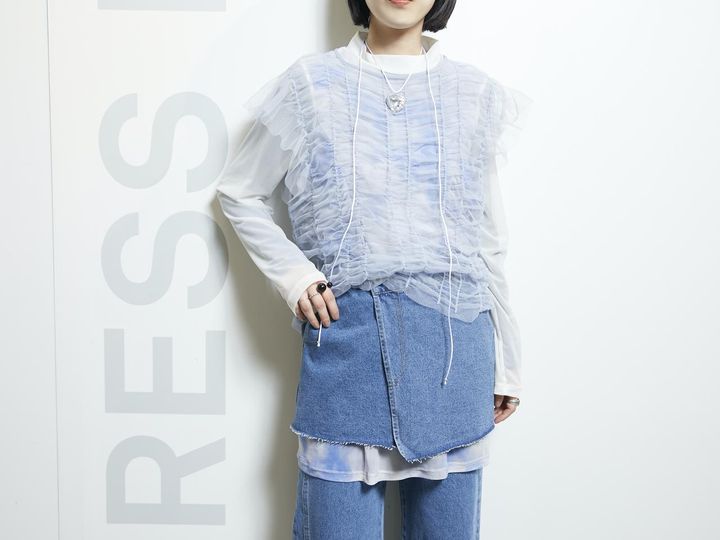 画像: ホワイト〜ブルーで統一し、フレッシュな印象に。 出典：レイ ビームス