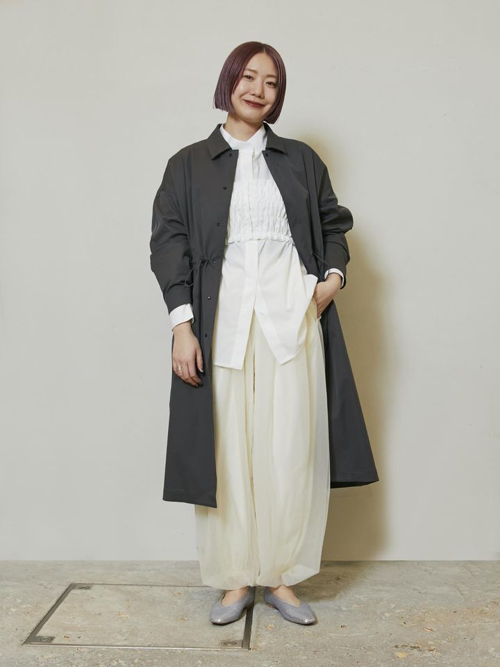 画像: コート￥24,200【エカル】 ブラウスとビスチェのセット￥7,700、パンツ￥8,250、シューズ￥7,700すべて【KBF】 その他／本人私物 出典：アーバンリサーチ