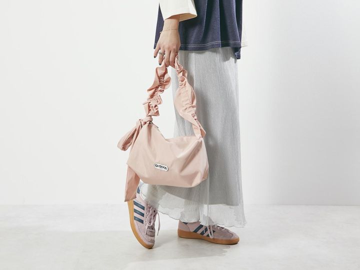 画像: スニーカーはレトロなデザインで人気の【アディダス】の「スペツィアル」。 出典：フリークス ストア