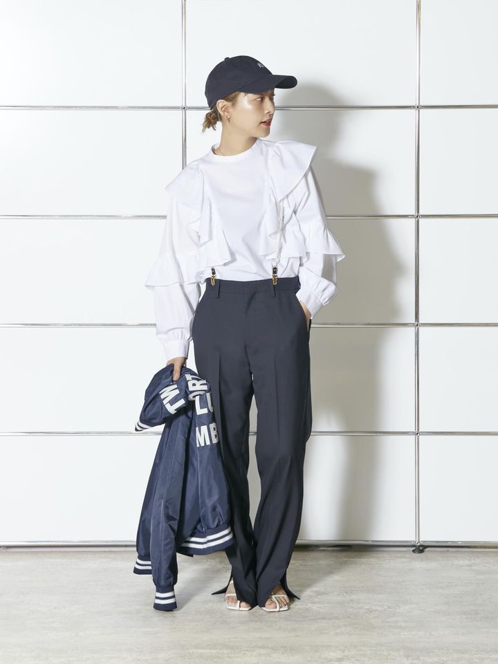 画像: ブラウス￥15,400、サスペンダー￥9,900、シューズ￥16,500すべて【スピック＆スパン】 パンツ￥29,700【ヴィアン】 キャップ￥4,400【ニューエラ】 手に持ったスタジャン￥19,580【バトウィン】 その他／本人私物 出典：スピック＆スパン