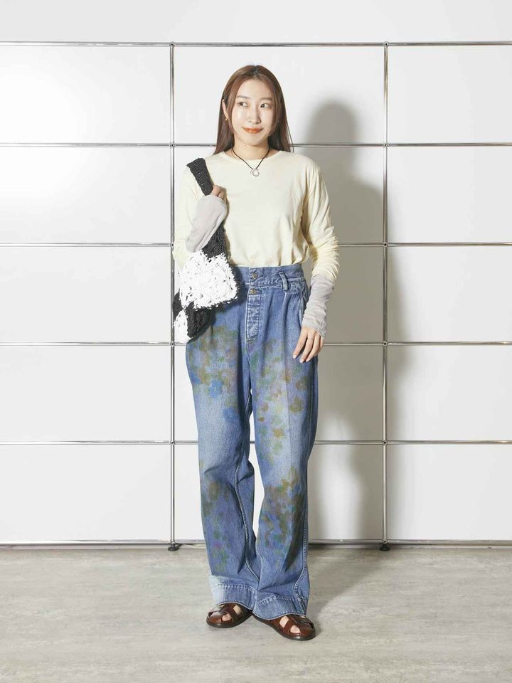 画像: トップス各￥7,480ともに【ジャーナル スタンダード】 パンツ￥44,000【タナカ】 ピアス￥24,200【メゾン ド パルス】 ネックレス￥23,100【ジャミレイ】 バッグ￥7,700【ル マルシェ】 シューズ￥23,100【コルソ ローマ 9】 その他／本人私物 出典：ジャーナル スタンダード