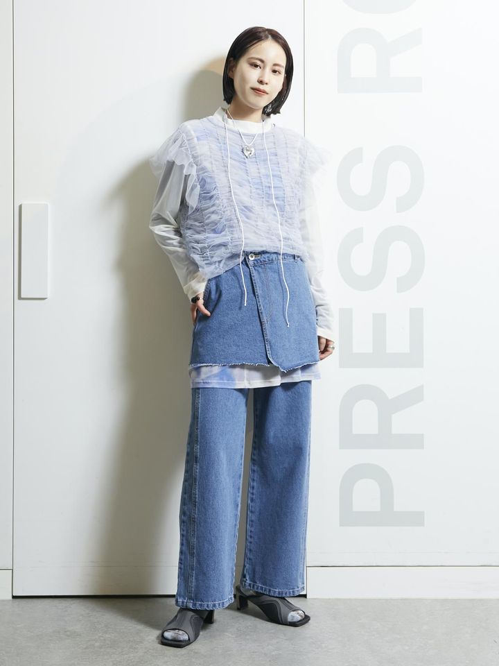 画像: トップス￥8,250、ドレス￥13,200、スカートとパンツのセット￥15,400、ソックス￥2,420、サンダル￥14,300すべて【レイ ビームス】 ネックレス￥13,200【ヒプノタイズ】 その他／本人私物 出典：レイ ビームス