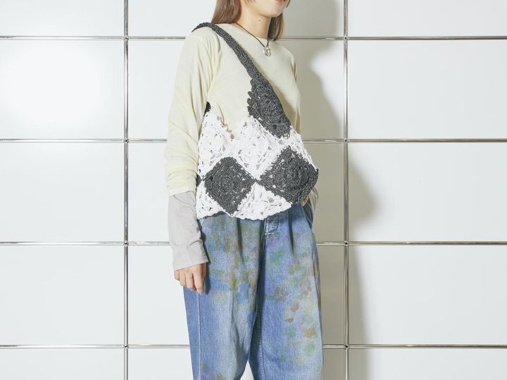 画像: モノトーンのため、シックなスタイリングにもカラフルなスタイリングにも合わせやすいバッグ。 出典：ジャーナル スタンダード