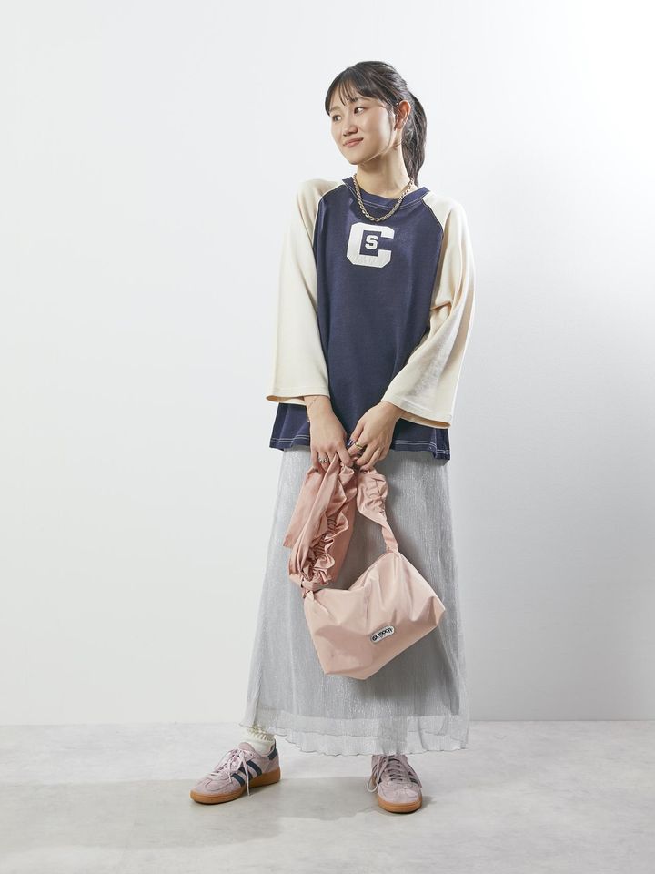 画像: Tシャツ￥9,900【フリーダ】 スカート￥5,995【フリークス ストア】 バッグ￥9,900【アウトドアプロダクツ×フリークス ストア】 スニーカー￥15,400【アディダス】 その他／本人私物 出典：フリークス ストア