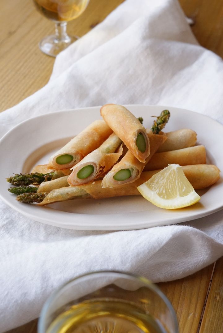 【調味料いらずの簡単レシピ】アスパラガスと生ハムの春巻き【料理家 あやかの旬野菜を使ったアペロおつまみ vol.8 〜レシピで旅するヨーロッパ〜】