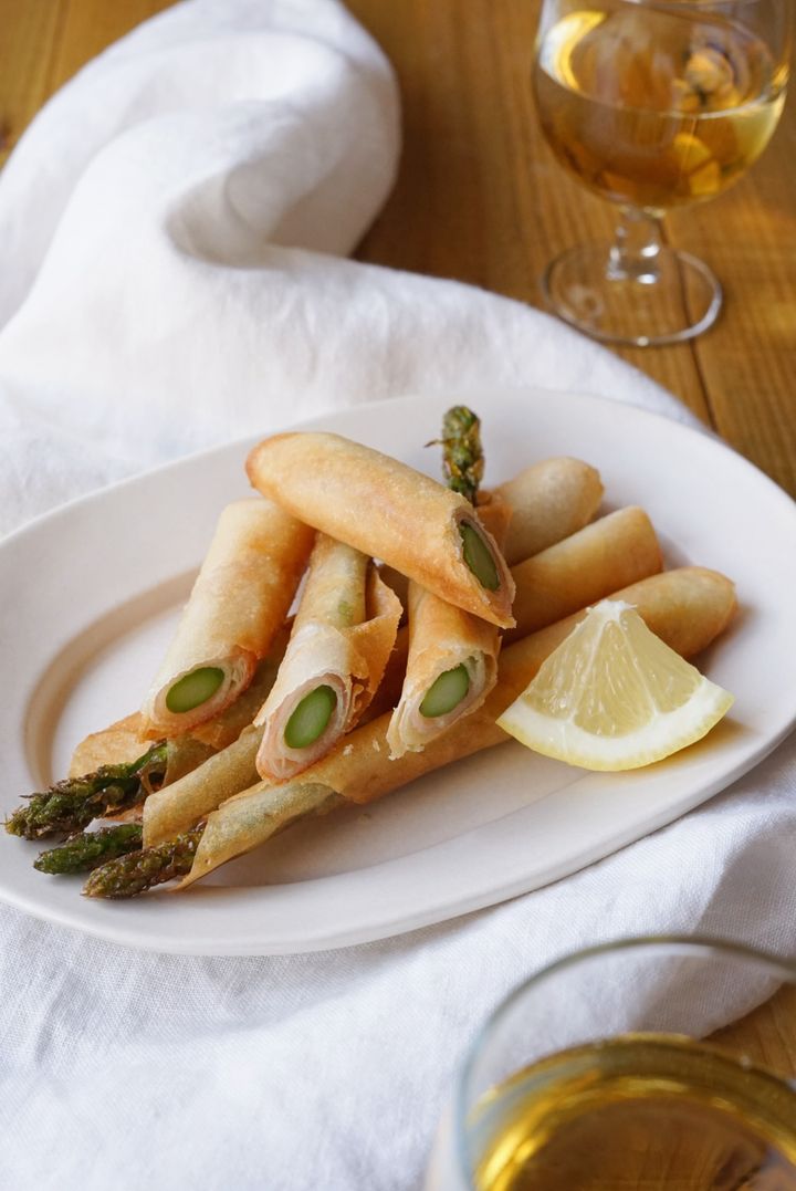 【調味料いらずの簡単レシピ】アスパラガスと生ハムの春巻き【料理家 あやかの旬野菜を使ったアペロおつまみ vol.8 〜レシピで旅するヨーロッパ〜】