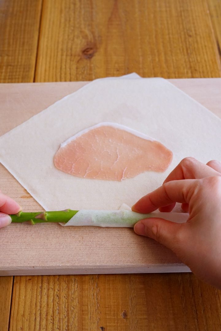 【調味料いらずの簡単レシピ】アスパラガスと生ハムの春巻き【料理家 あやかの旬野菜を使ったアペロおつまみ vol.8 〜レシピで旅するヨーロッパ〜】