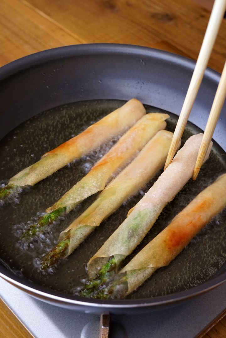 【調味料いらずの簡単レシピ】アスパラガスと生ハムの春巻き【料理家 あやかの旬野菜を使ったアペロおつまみ vol.8 〜レシピで旅するヨーロッパ〜】