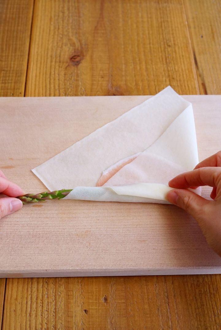 【調味料いらずの簡単レシピ】アスパラガスと生ハムの春巻き【料理家 あやかの旬野菜を使ったアペロおつまみ vol.8 〜レシピで旅するヨーロッパ〜】