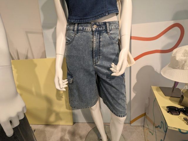 ブルーのライトデニムカーゴハーフパンツを着用したマネキン