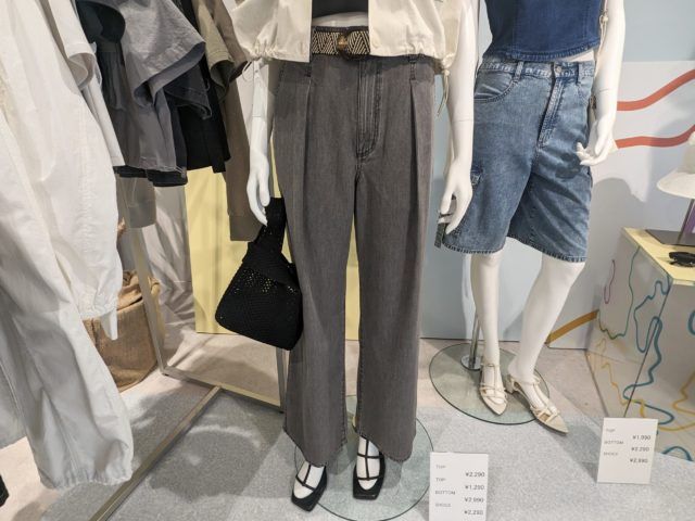 ブラックのライトデニムワイドパンツ