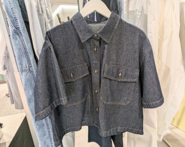 ブルーのライトデニムダブルポケットシャツ