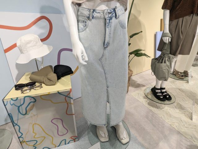 ブルーのデニムフロントスリットロングスカートを着用したマネキン