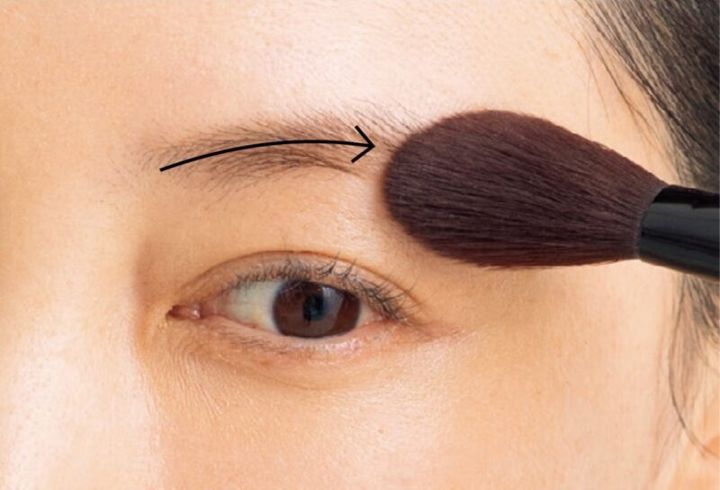 フェイスパウダーの裏技 眉の色落ち・化粧崩れ防止 メイクテクニック