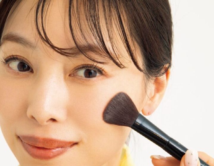 フェイスパウダーの裏技 チーク ナチュラル メイクテクニック