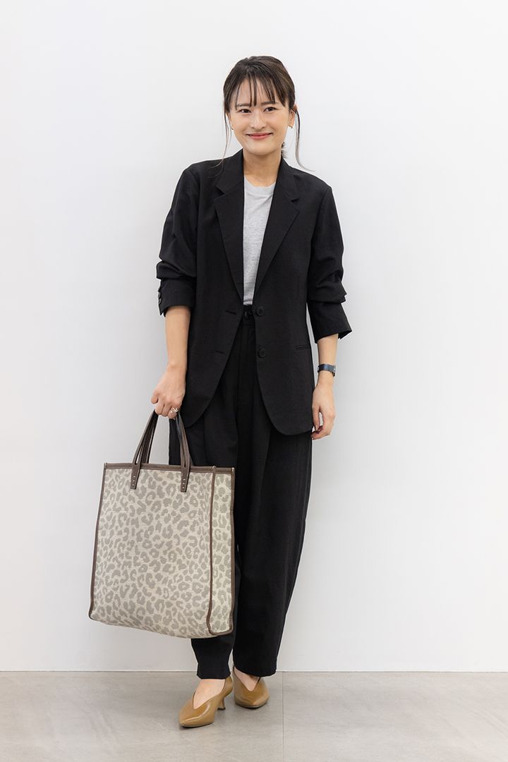 コントワー・デ・コトニエのリネンブレンドタックテーパードパンツとリネンブレンドジャケット