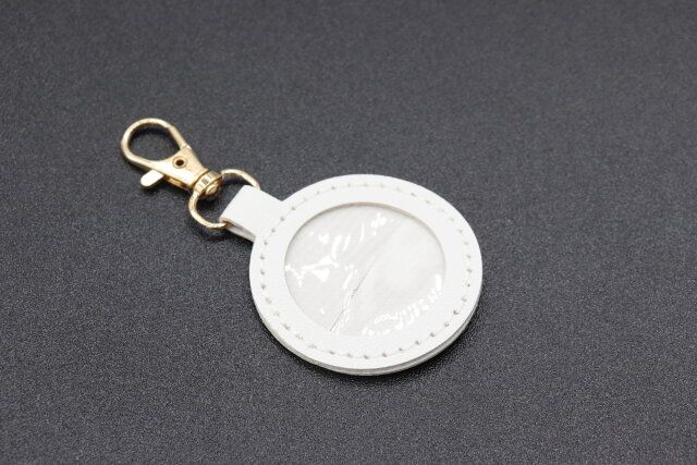 セリアのキーホルダー レザー調 フォトフレーム マル