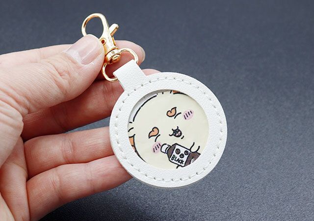 セリアのキーホルダー レザー調 フォトフレーム マルで作ったオリジナルキーホルダー