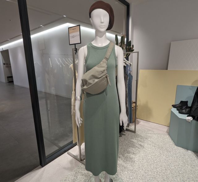 グリーンのリブナローワンピース(ノースリーブ)を着用したマネキン