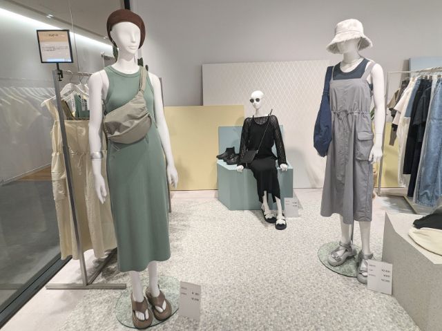 GUの最新ワンピースを着用したマネキンが並んでいる