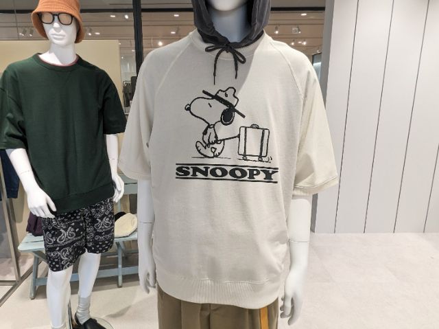 スウェT(PEANUTS)を着用している