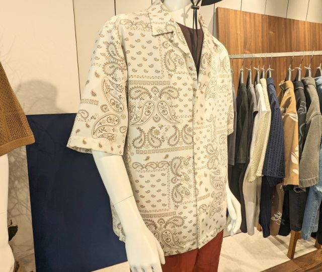 オープンカラーシャツ(バンダナ)を着用している